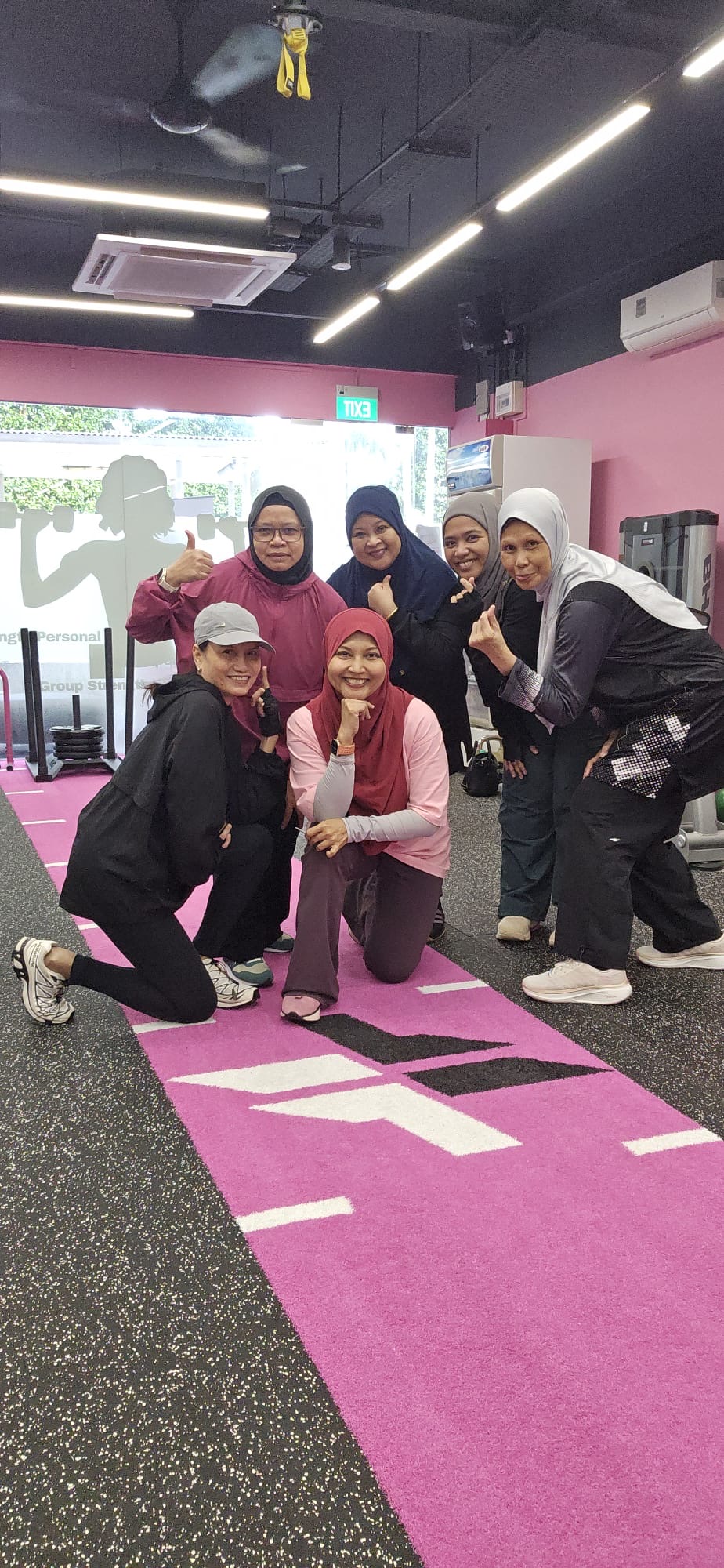 FitFab.sg members celebrating after a group session